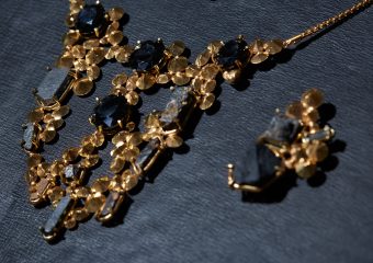 Necklace with Gold, Thorianite, Thorite and Uraninite. Photo: Anders Bøggild.